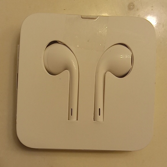 APPLE Stock earbude.NIB.white in original case!iPhone Only. - Picture 1 of 6